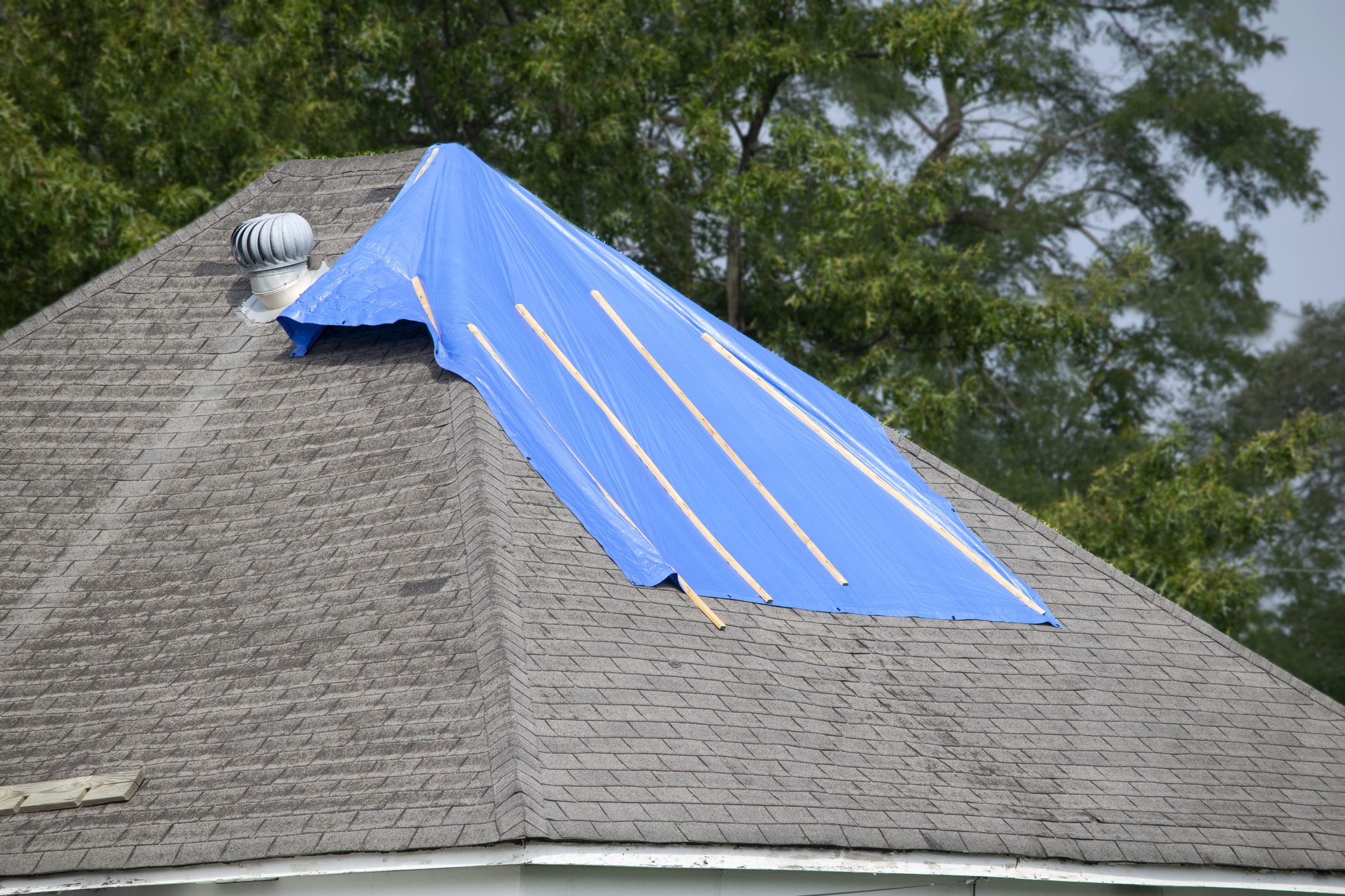 Temp Roof Cover to Keep Water Out with Tarp